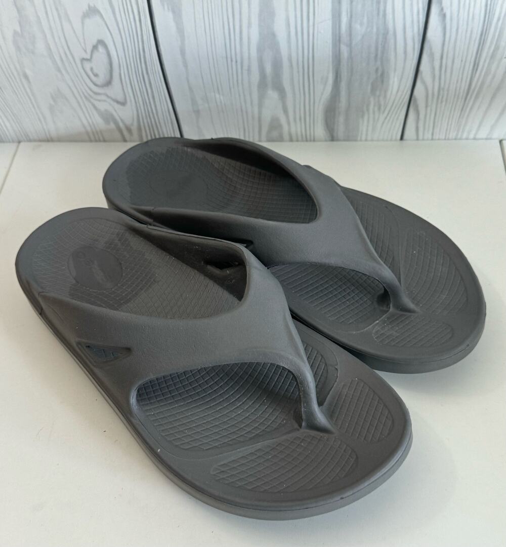 OOFOS Original Unisex Mens 9 Womens 11 Gray  Flip-Flops Thongs Sandal EUC